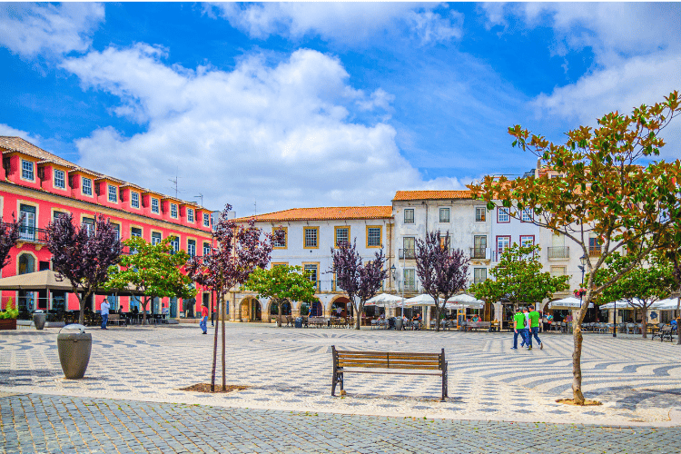 Como um estrangeiro pode se mudar para Portugal Central