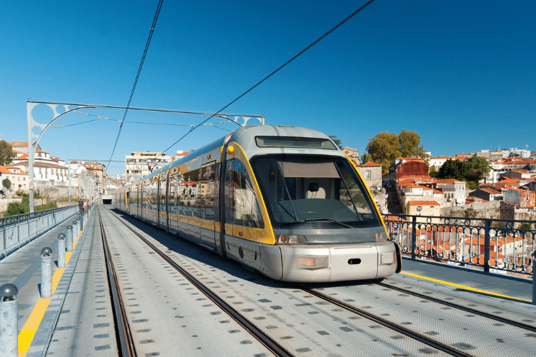 public-transport-in-portugal-is-similar-to-the-UK