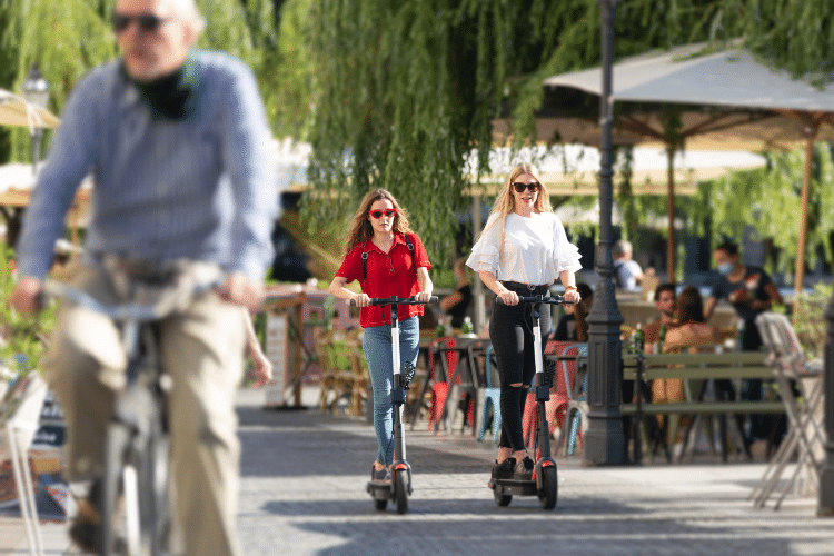 Alugar uma bicicleta ou scooter elétrico