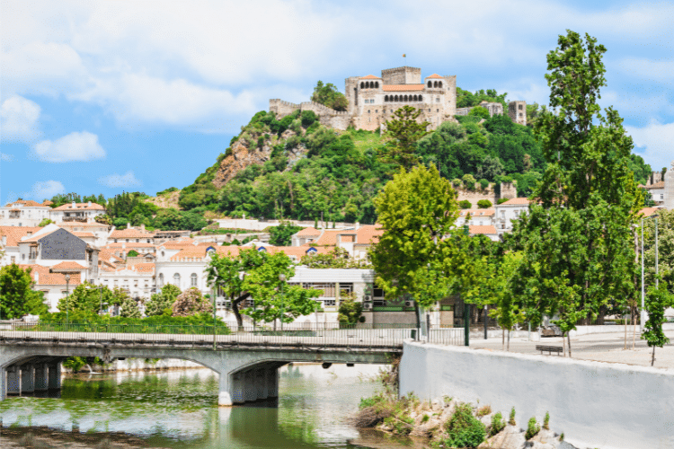Viver em Leiria uma pequena cidade litorânea de Portugal