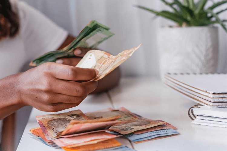 south-african-expat-counting-money-in-portugal