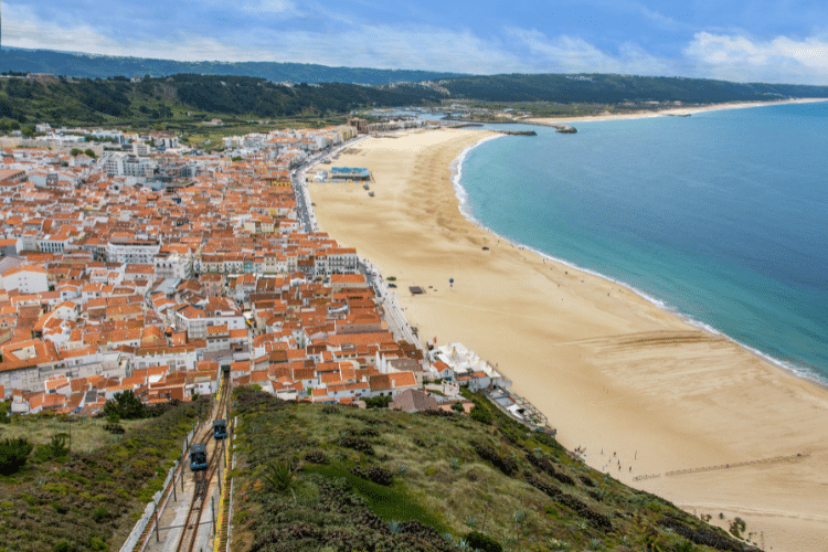 Viver em Nazaré uma pequena cidade costeira de Portugal