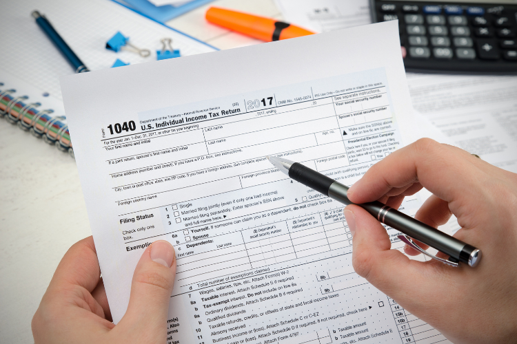 Tips-For-Retired-Expats-Navigating-Taxes